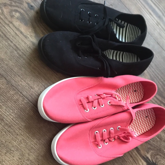 To size 9 pair of  basic  sneakers - Picture 5 of 7